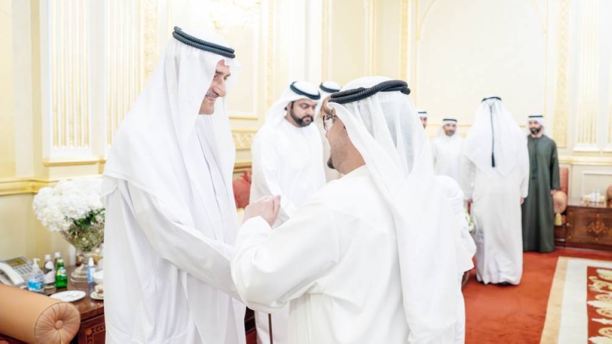 حمد الشرقي خلال استقبال المهنئين بحضور محمد بن حمد