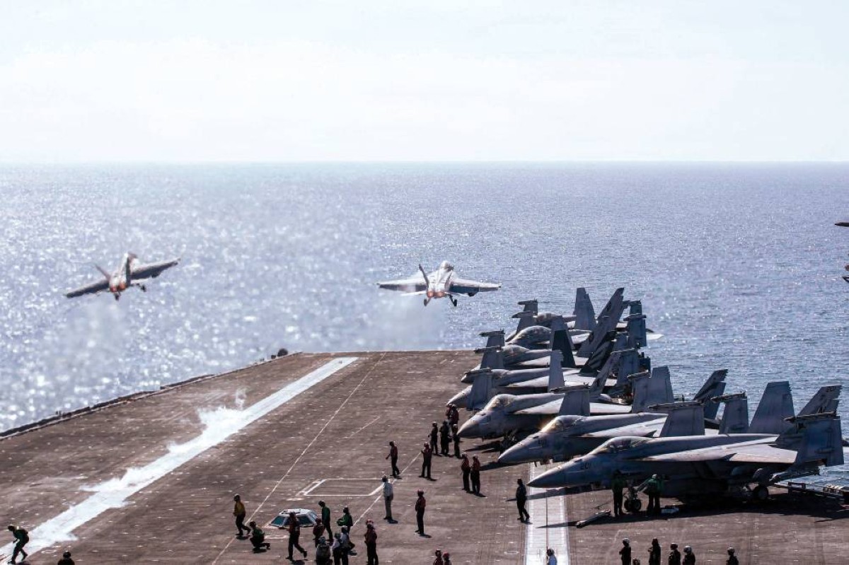 طائرتان حربيتان تقلعان من على سطح حاملة الطائرات الأمريكية يو إس إس أبراهام لينكولن 