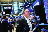 تراجع جماعي للأسهم الأمريكية والأوروبية وسط العزوف عن المخاطرة