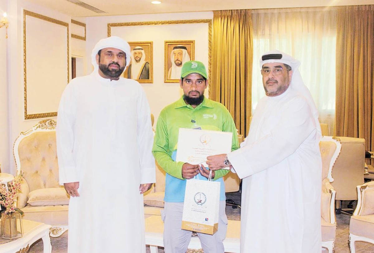 بلدية الحمرية تكرم عاملاً من «بيئة» لأمانته