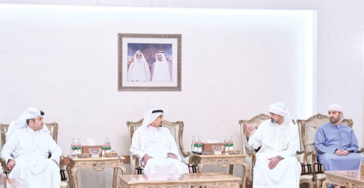 حميد النعيمي خلال استقبال المهنئين بحضور عمار بن حميد 