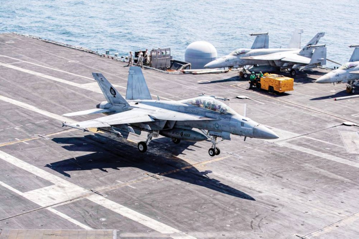 طائرة من طراز «إف إيه - 18 إي سوبر هورنت» خلال هبوطها على حاملة الطائرات يو إس إس أبراهام لينكولن