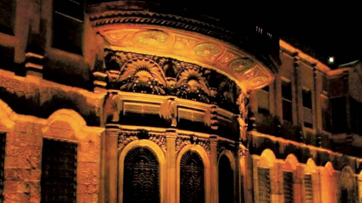 روائع تاريخية فريدة في الشارع تستقطب الزوار 