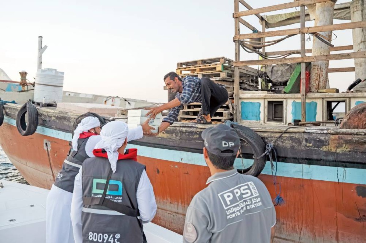 وجبات الإفطار تشق أمواج البحر لتصل إلى الصائمين في دبي