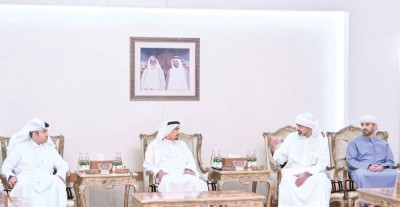 حميد النعيمي خلال استقبال المهنئين بحضور عمار بن حميد