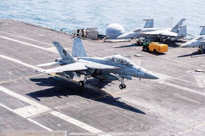 طائرة من طراز «إف إيه - 18 إي سوبر هورنت» خلال هبوطها على حاملة الطائرات يو إس إس أبراهام لينكولن