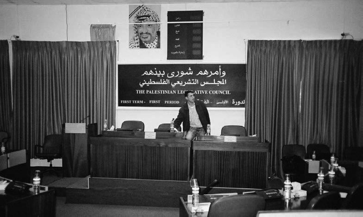 1996 انتخاب أول برلمان فلسطيني على أراضي الضفة الغربية وقطاع غزة.