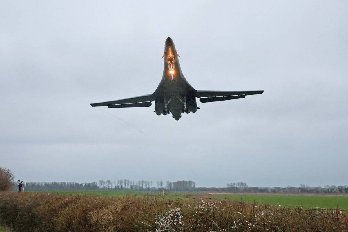 قاذفة قنابل تابعة لسلاح الجو الأمريكي تستعد للهبوط في قاعدة فيرفورد 