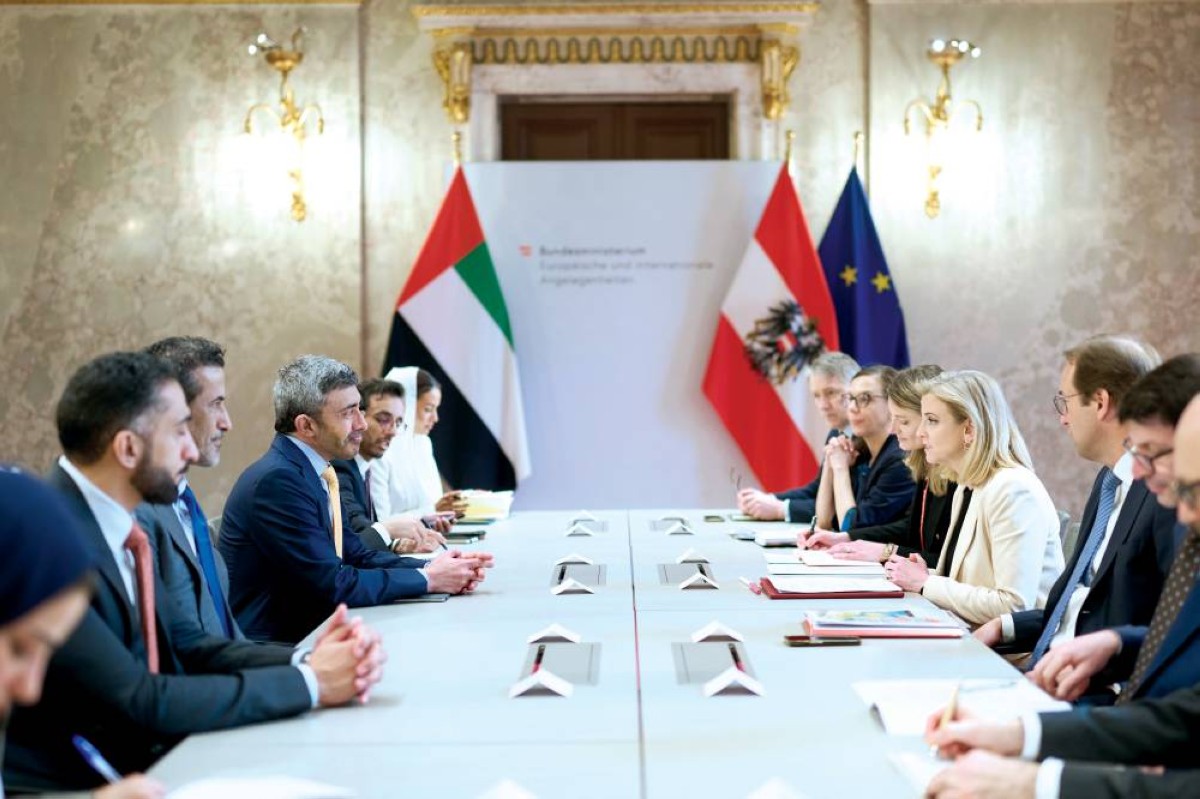 عبدالله بن زايد خلال لقائه بياته ماينل رايزنجر بحضور سعيد الهاجري وعبدالله بالعلاء 
