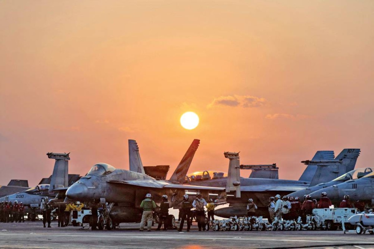 طائرات أمريكية على وشك الإقلاع من حاملة الطائرات أبراهام لينكولن لضرب أهداف في إيران 