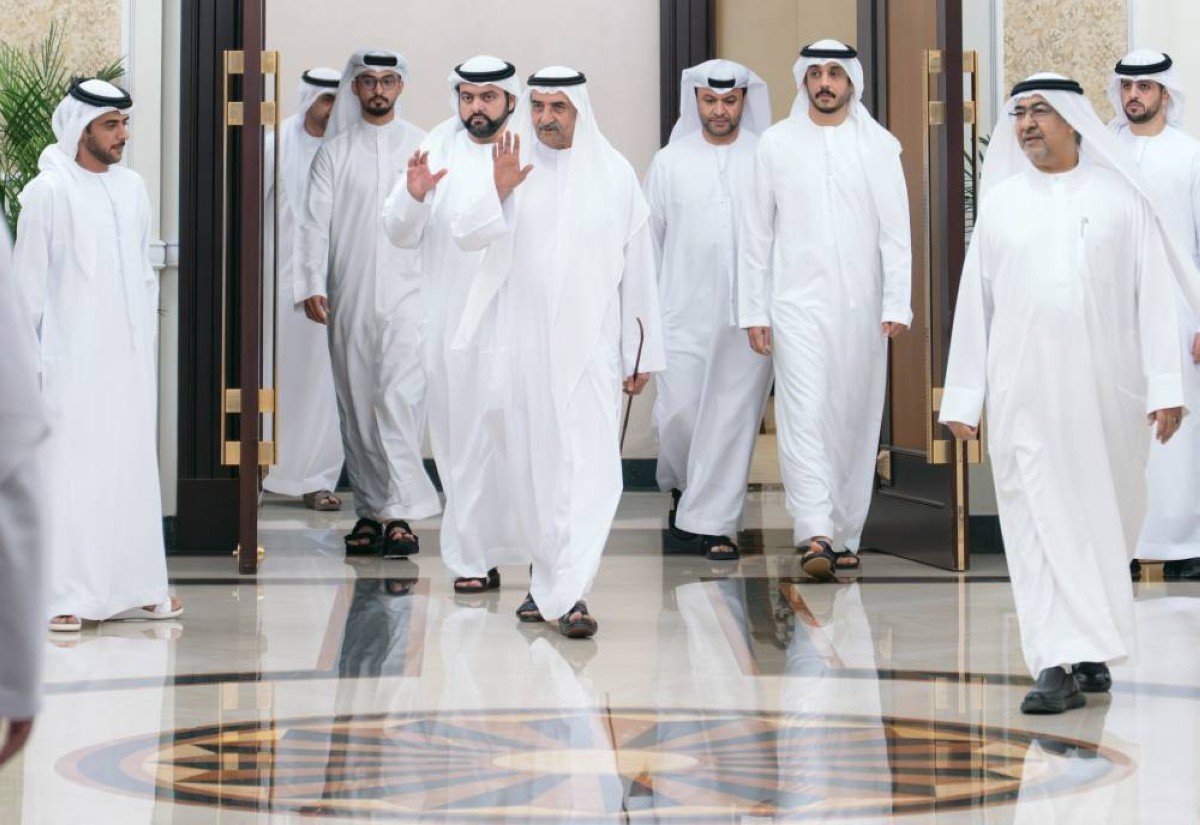 حمد الشرقي خلال استقبال المهنئين بحضور محمد بن حمد 