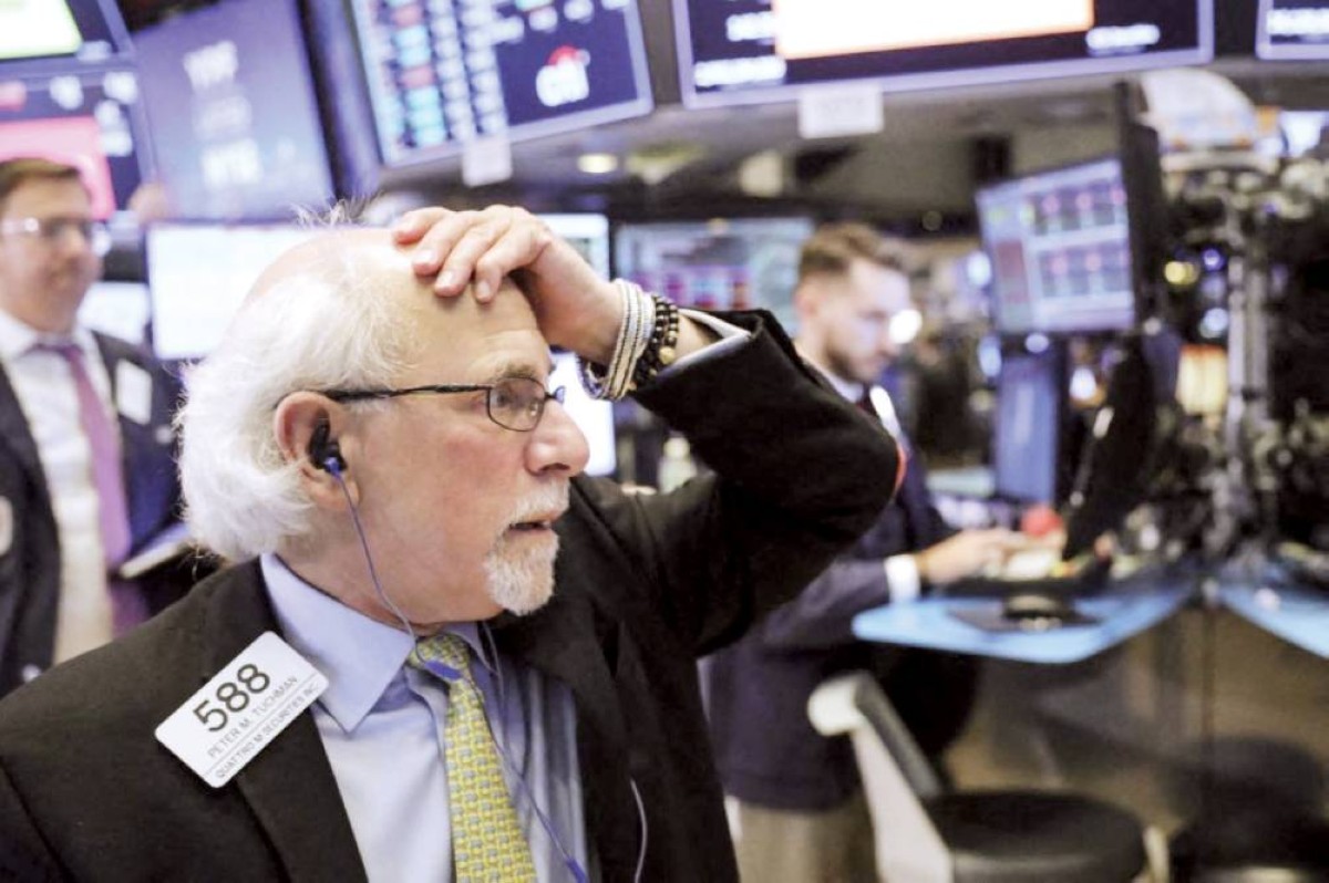  القلق بادياً على وجه أحد المستثمرين في «وول ستريت» بسبب الأداء السيئ للمؤشرات 
