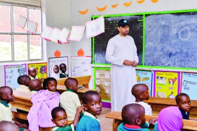 عبدالله الطنيجي خلال متابعة أحد المشاريع الخيرية