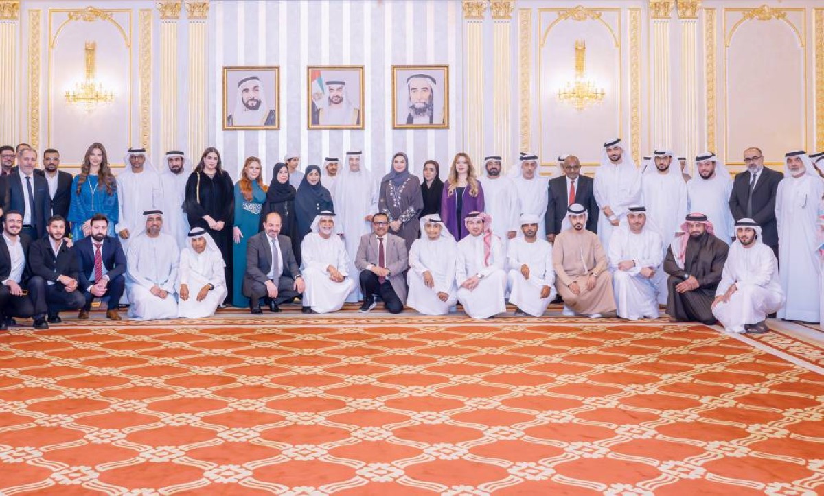 حمد الشرقي متوسطاً الإعلاميين