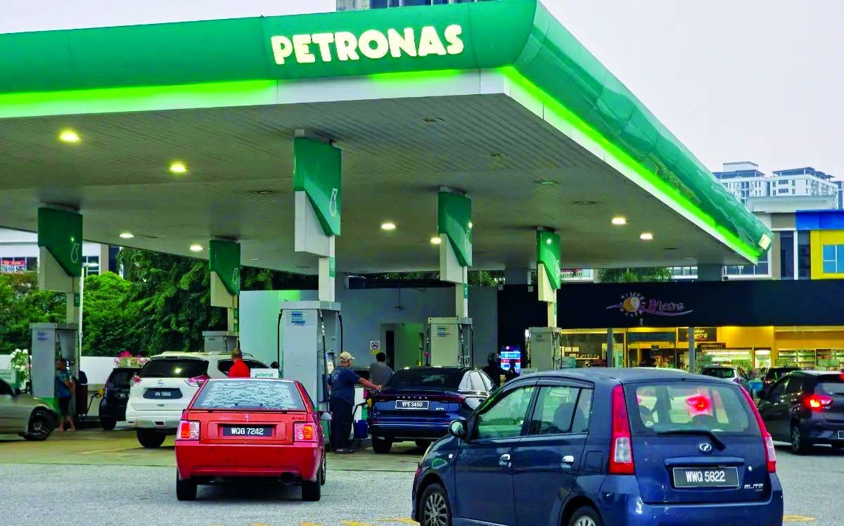 ماليزيا تثبت سعر الوقود المدعوم رغم ارتفاع أسعار النفط