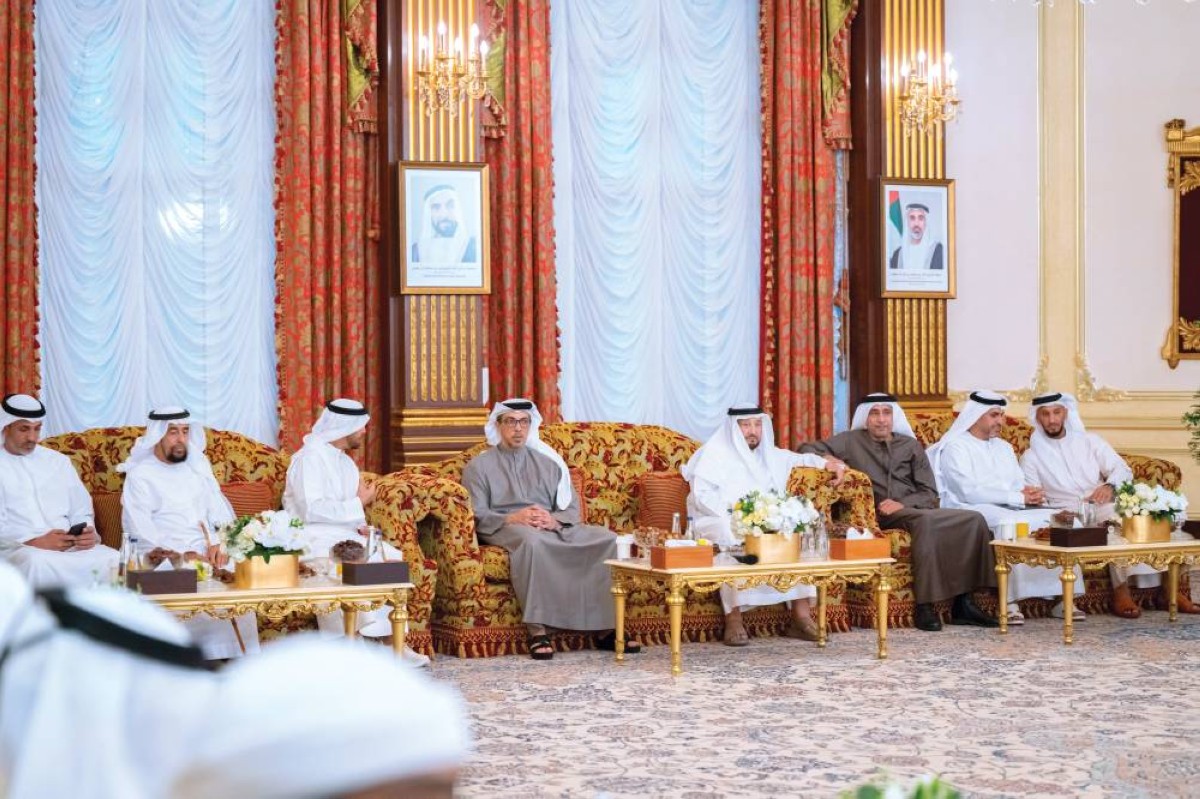 منصور بن زايد خلال تبادل التهاني والتبريكات مع محمد بن بطي آل حامد بحضور عبد الله النعيمي ومحمد المزروعي وعبد الله آل حامد   
