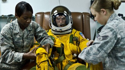 لماذا يرتدي طيارو طائرة التجسس U-2 بدلات فضاء أثناء التحليق؟