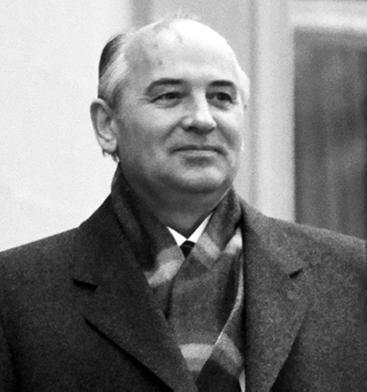 1985 ميخائيل غورباتشوف أميناً عاماً للحزب الشيوعي السوفييتي.