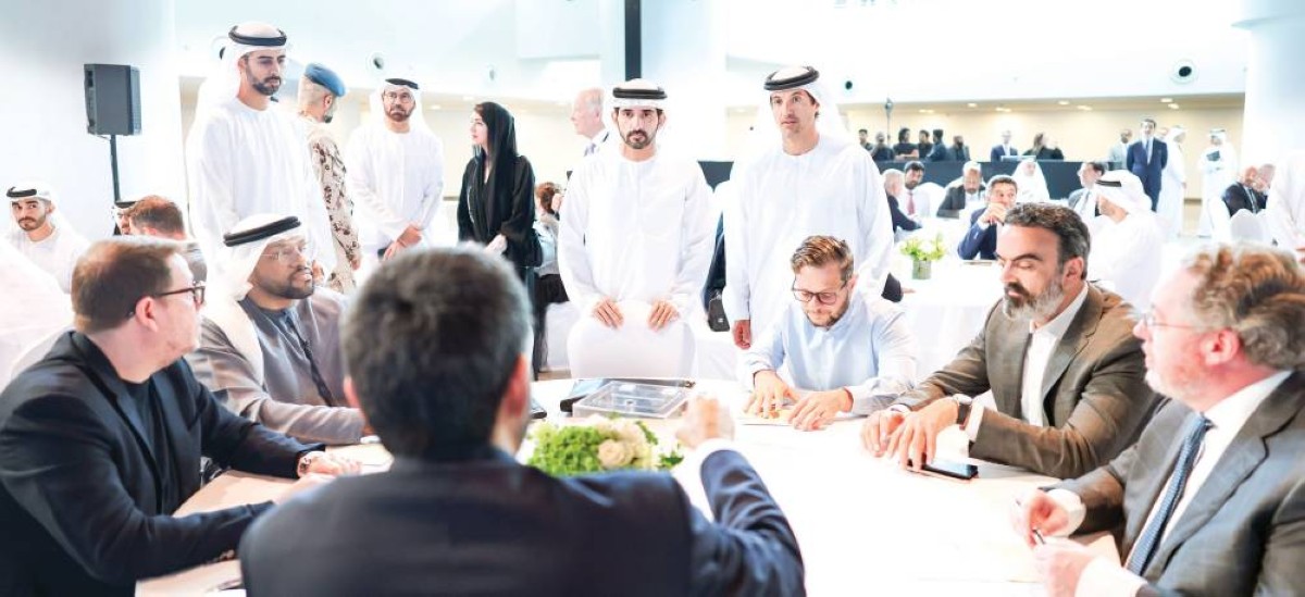 حمدان بن محمد متحدثاً إلى رجال الأعمال بحضور محمد القرقاوي وريم الهاشمي وعمر العلماء وهلال المري وعبد الناصر الحميدي وتيم كلارك 
