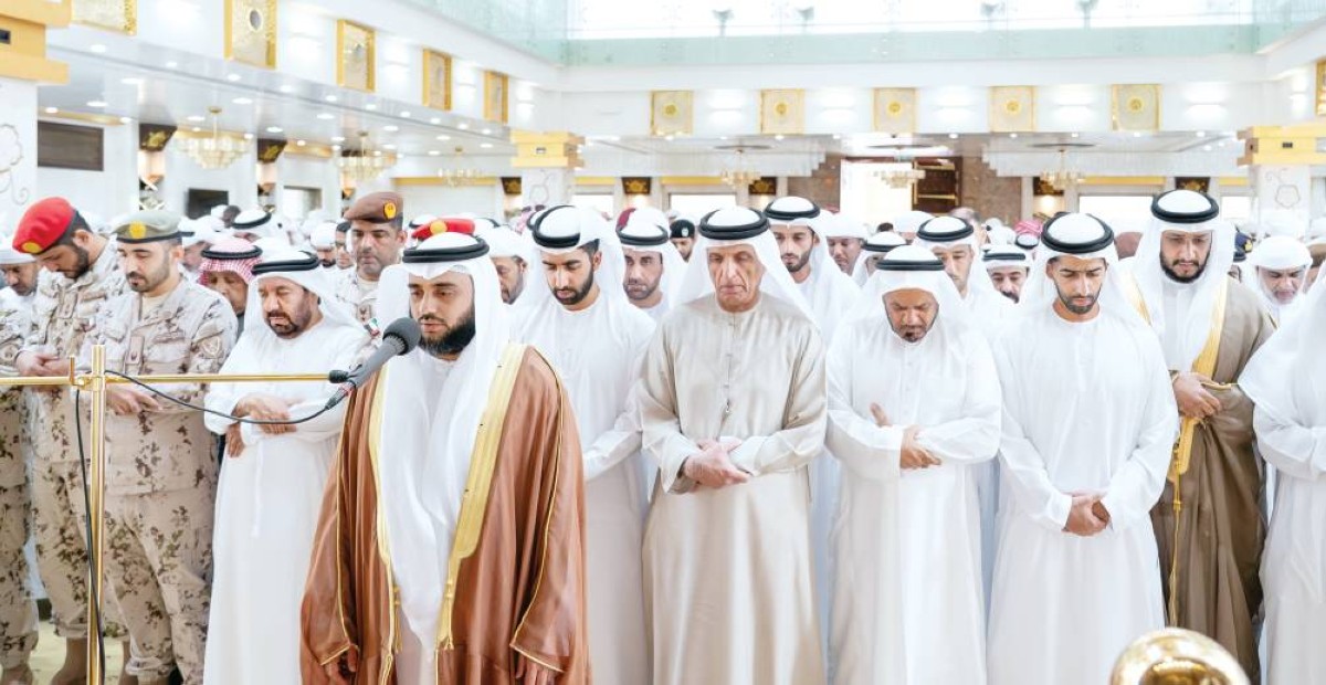 سعود بن صقر وخالد وصقر بن سعود والشيوخ والجموع خلال أداء صلاة الجنازة على جثمان الشهيد علي الطنيجي