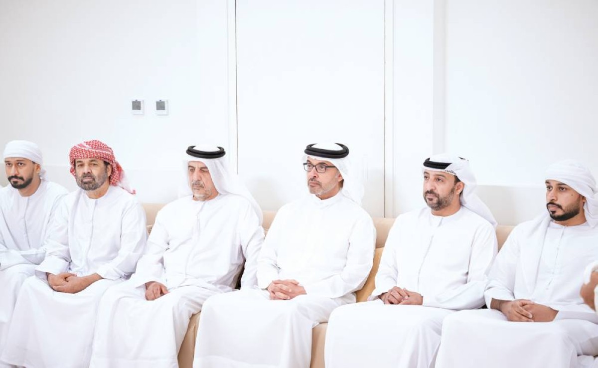  هزاع بن زايد خلال تقديم واجب العزاء لأسرة الشهيد سعيد البلوشي 