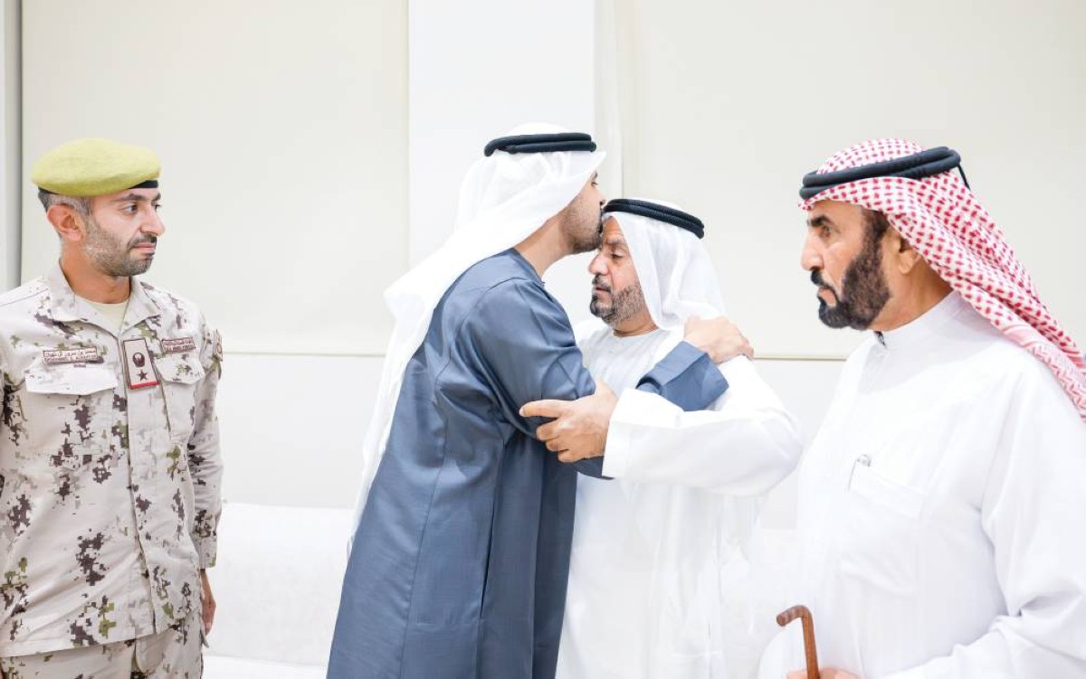 ذياب بن محمد خلال تقديمه واجب العزاء لأسرة الشهيد علي الطنيجي