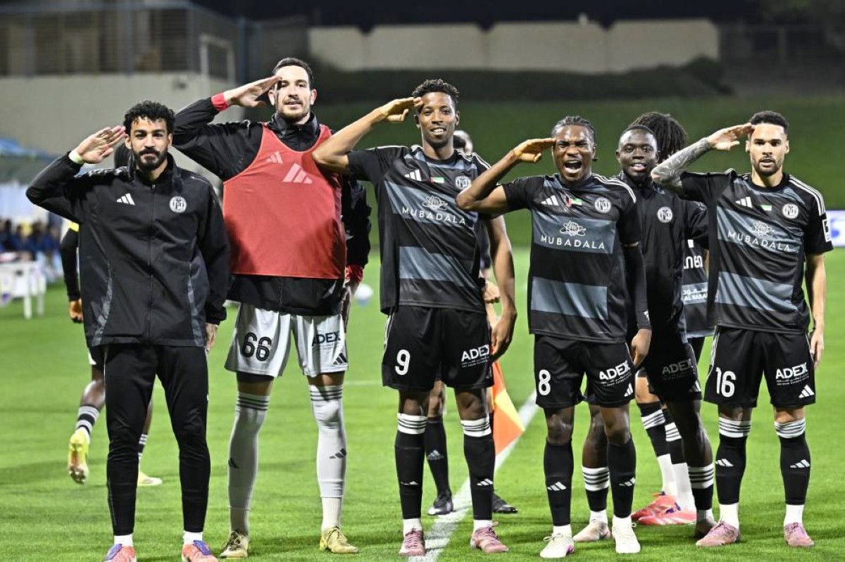 احتفالية «التحية العسكرية» تتصدر المشهد بين لاعبي الجزيرة