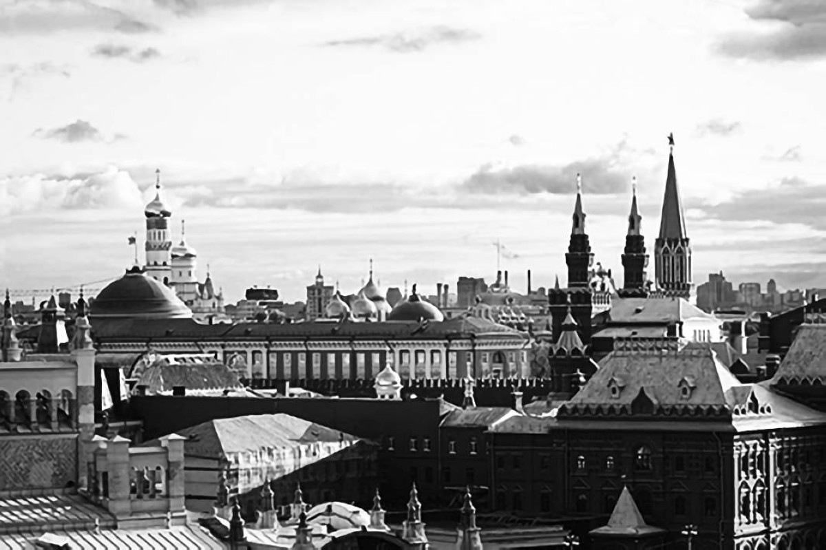 1918 موسكو تصبح عاصمة روسيا السوفييتية بعد أن كانت سانت بطرسبرغ العاصمة لـ215 عاماً.