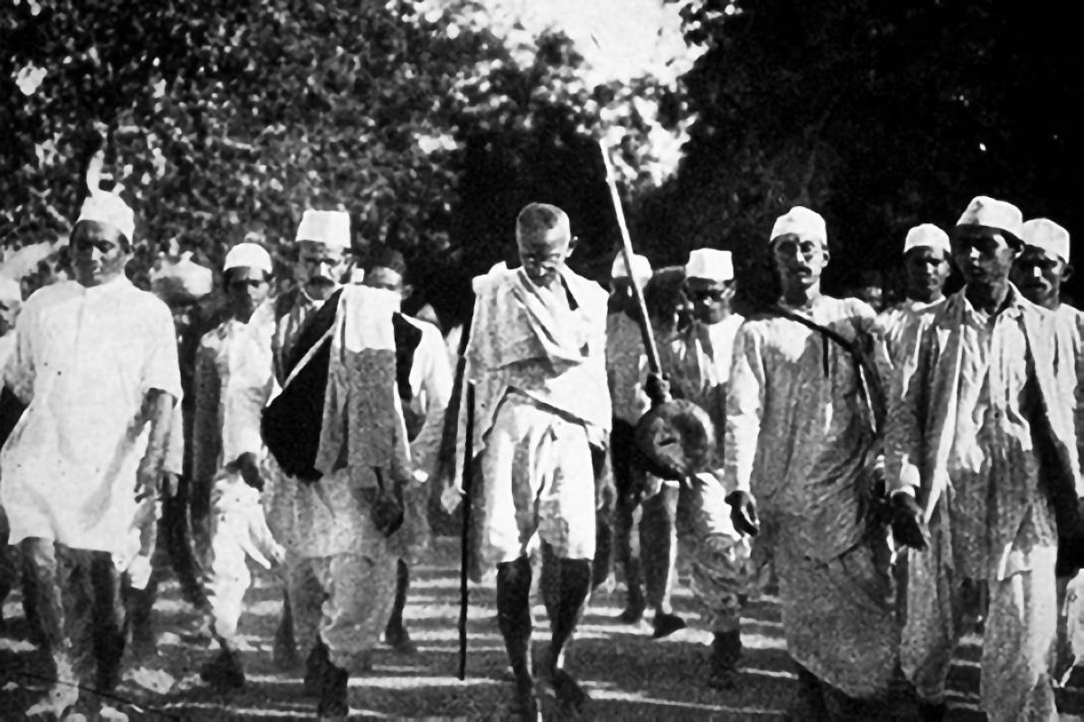 1930 المهاتما غاندي يقود مسيرة الملح لـ200 ميل احتجاجاً على احتكار البريطانيين للملح.