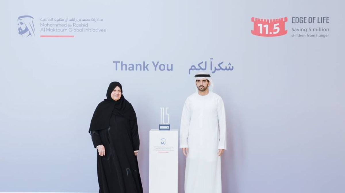 حمدان بن محمد خلال تكريمه رجاء القرق - «مؤسسة عيسى صالح القرق الخيرية»