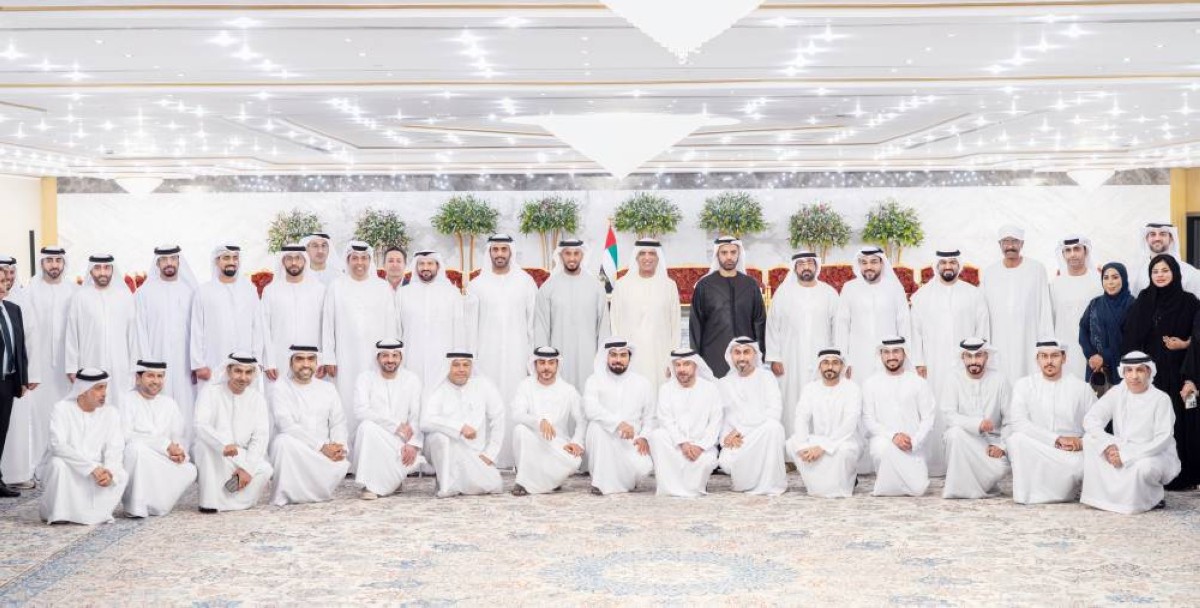 سعود بن صقر ومحمد بن سعود يتوسطان مسؤولي المؤسسات الإعلامية والإعلاميين بحضور عبدالله آل حامد وسعيد العطر ومحمد الملا وسعود الدربي وحامد بن كرم وطارق علاي ومنى بو سمرة ورائد برقاوي ومحمد خلف وإبراهيم الحساوي وعلي محمد وفضيلة المعيني ومحمود الرشيد وحسن حبيب