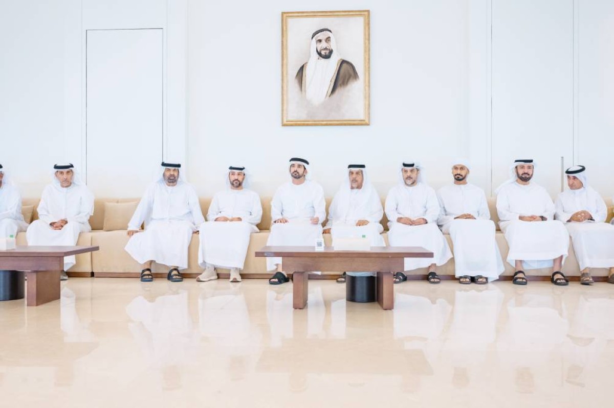 حمدان بن محمد خلال تقديم واجب العزاء في شهيد الوطن بحضور سعيد بن مكتوم