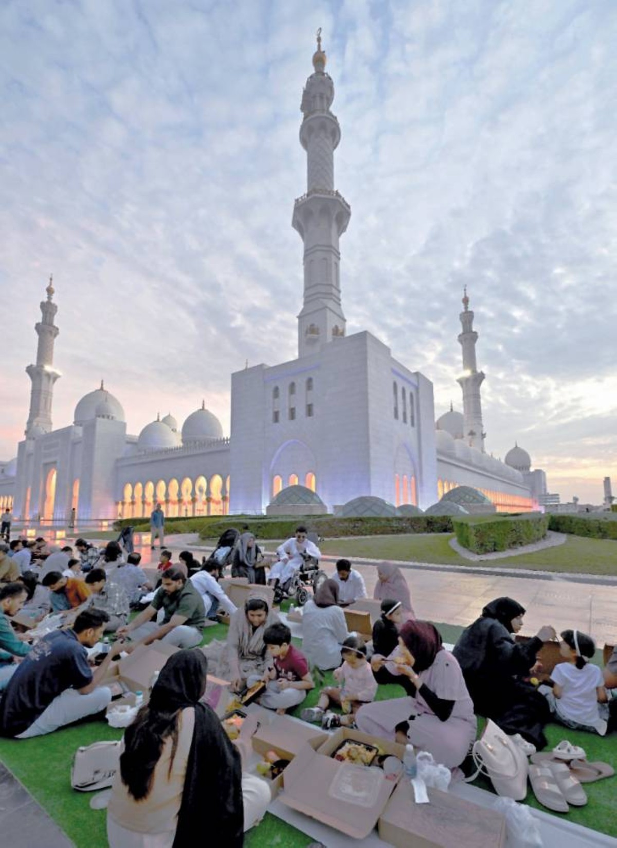 موائد إفطار الصائمين تحمل معاني إنسانية نبيلة تسهم في تعزيز قيم التكافل والتراحم بين أفراد المجتمع 