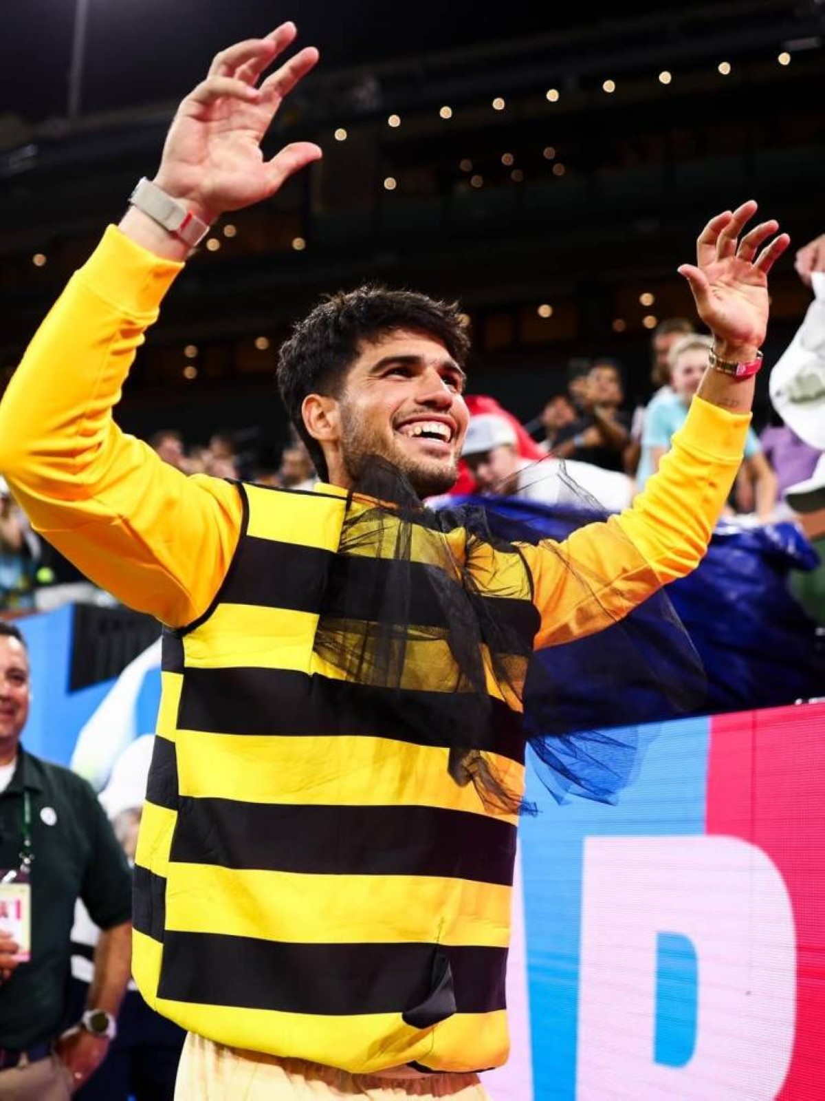 ألـكاراز يحتفل بزي نحلة في إنديان ويلز... لفتة مرحة تعيد ذكرى واقعة النحل