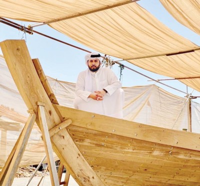 عبدالرحمن القيزي.. قصة شغف بحرفة عريقة تعانق جمال ملامح دبي