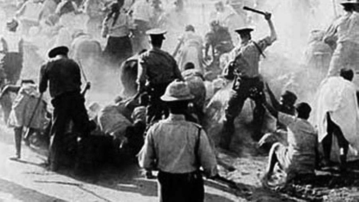 1958 الحكومة العنصرية في جنوب أفريقيا تحظر حزب المؤتمر الوطني.