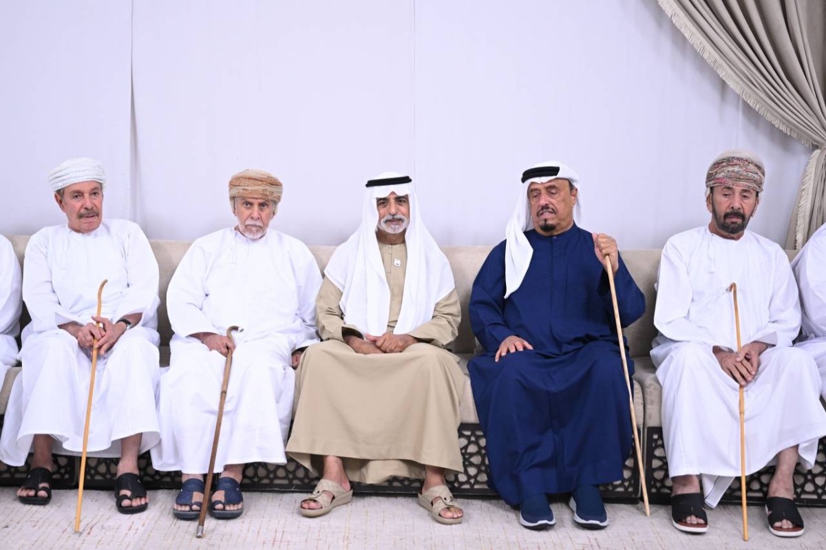 نهيان بن مبارك وجانب من المعزين خلال تقديم واجب العزاء إلى ضاحي خلفان