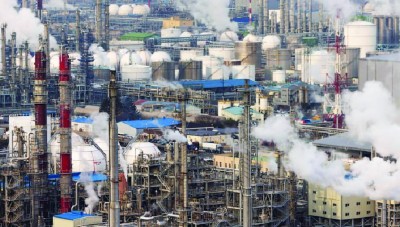 صدمة أسعار النفط تفاقم أزمة صناعة البتروكيماويات في آسيا