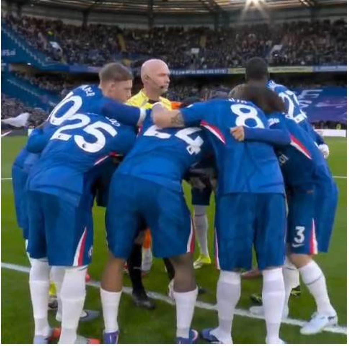 مشهد غير مألوف.. تشيلسي يحيط بالحكم قبل انطلاق مباراته أمام نيوكاسل