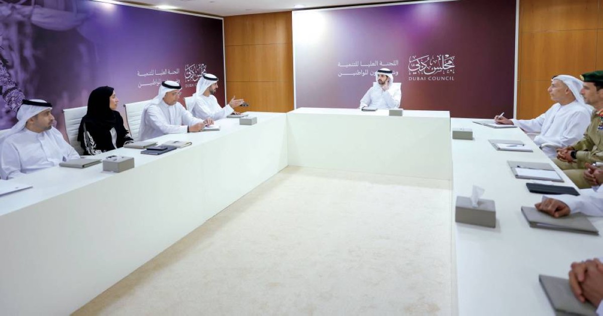 حمدان بن محمد مترئساً اجتماع اللجنة العليا للتنمية وشؤون المواطنين في دبي بحضور عمر العلماء وطلال بالهول وعبد الله المري ومطر الطاير وحصة بوحميد وحمد المنصوري 