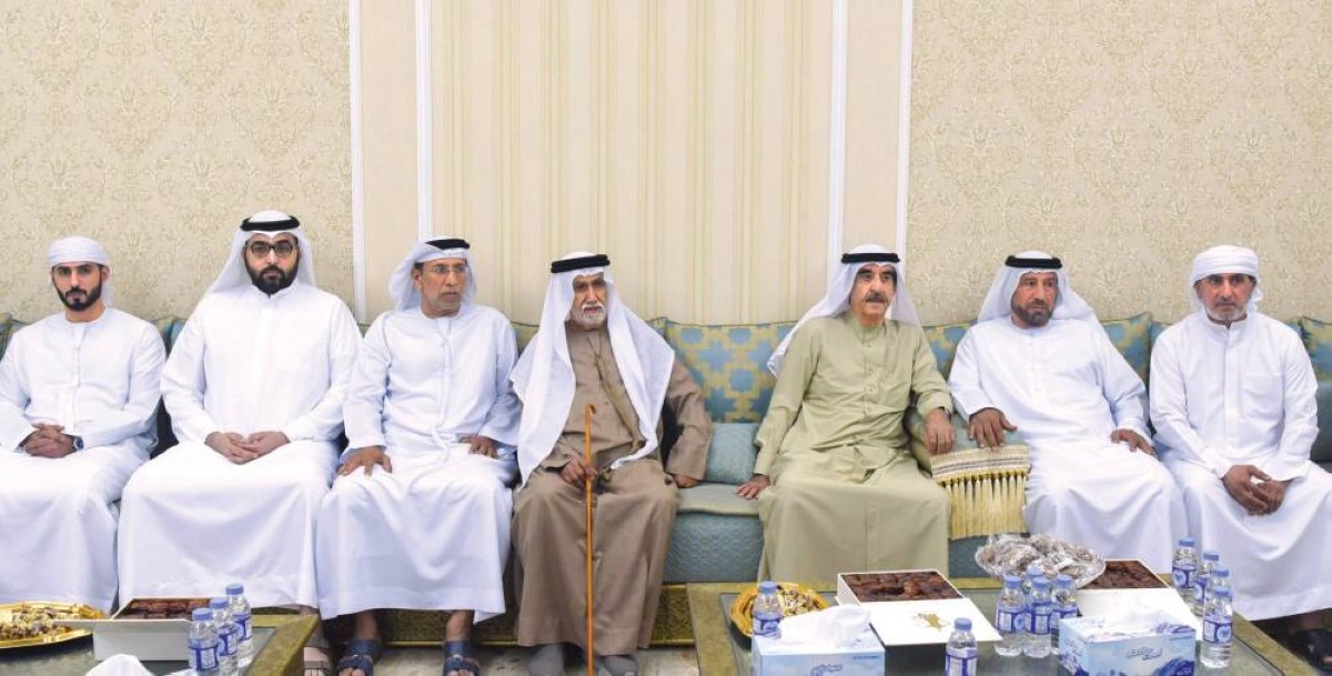 سعود المعلا خلال تقديم واجب العزاء بحضور راشد بن سعود