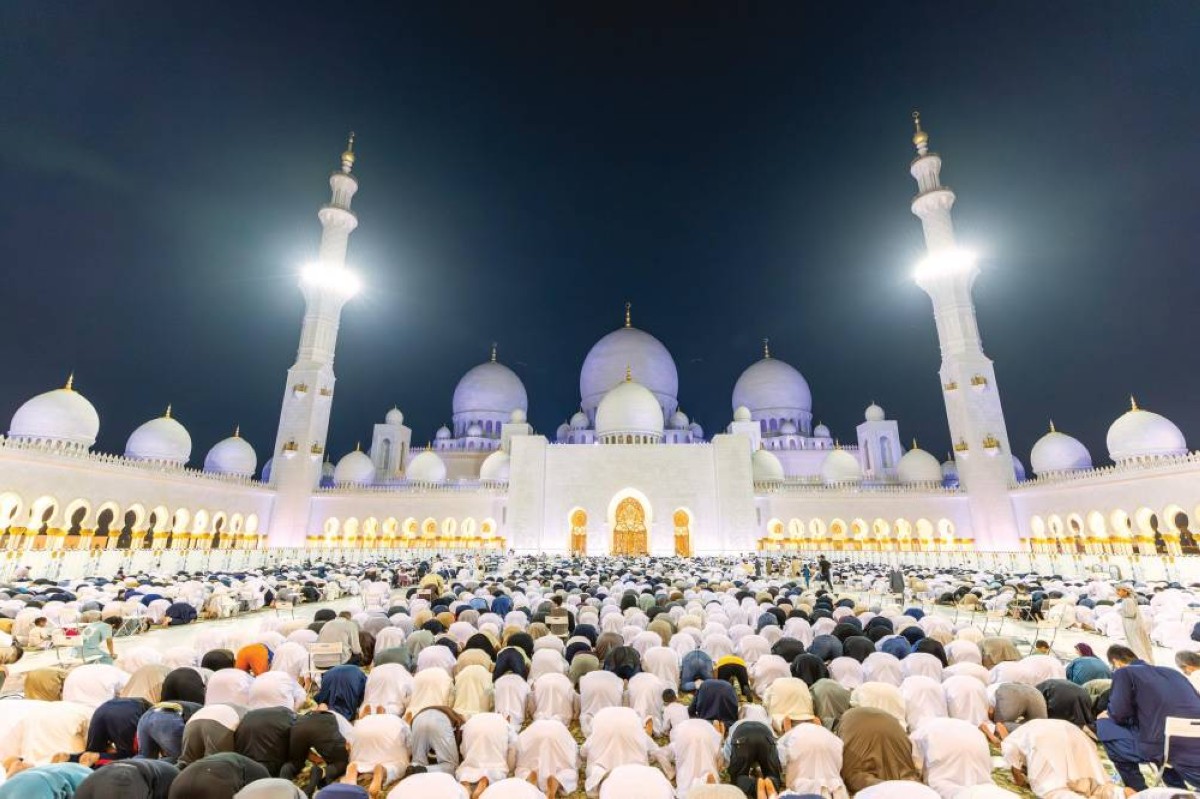 مئات الآلاف من المصلين في مساجد الإمارات يحيون ليلة 27 من رمضان