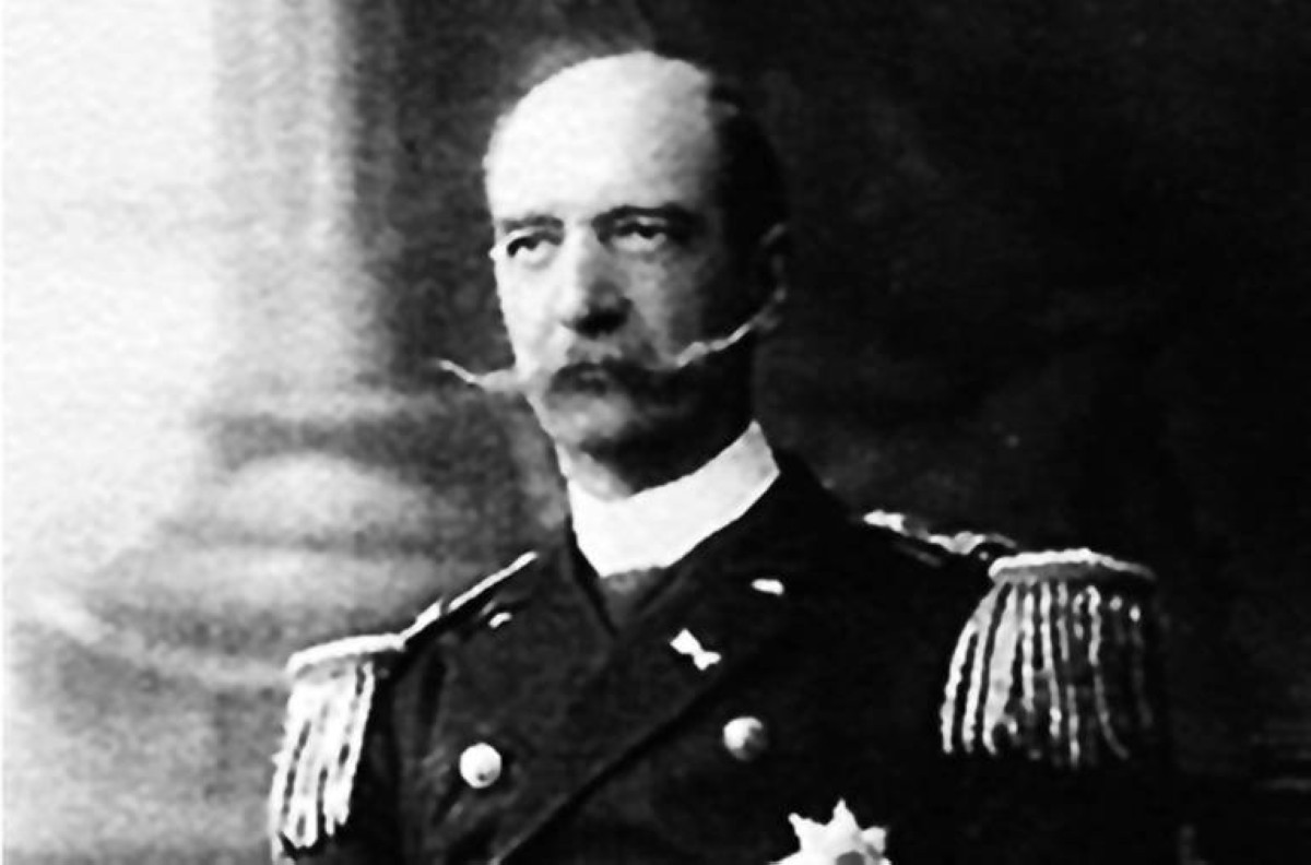 1913 اغتيال ملك اليونان جورج الأول في سالونيك، وابنه قسطنطين يخلفه على العرش.