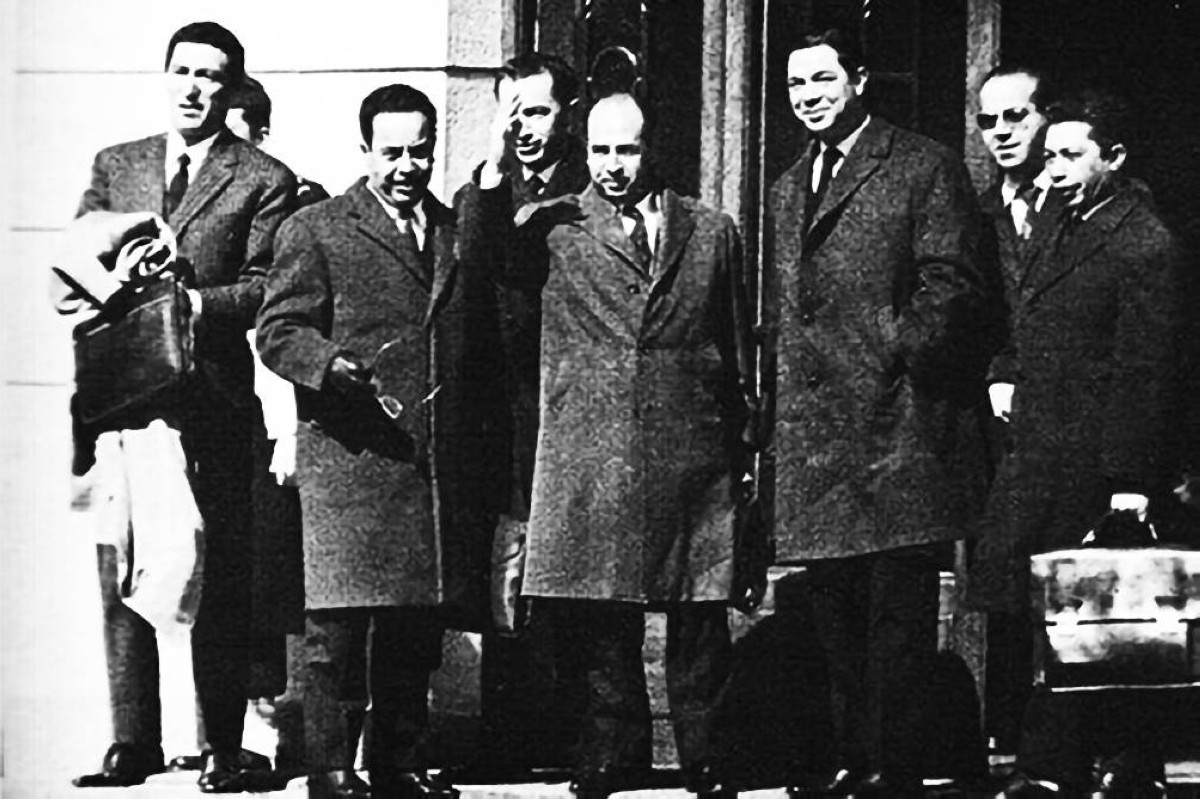 1962 التوقيع على اتفاقيات إيفيان بين الحكومة الجزائرية المؤقتة وفرنسا.