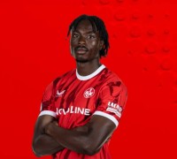 لاعب يبحث عن عدسته اللاصقة بين أقدام الخصوم (فيديو)