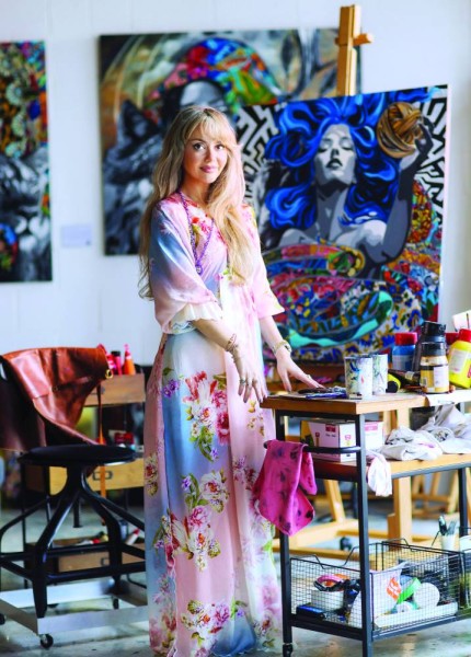 «ولادة من النور».. أعمال فنية تغوص في الأساطير وتلامس أعماق الروح