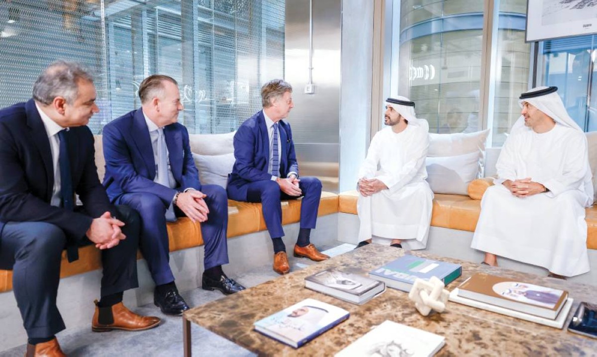 حمدان بن محمد في حديث مع سيباستيان بازين بحضور هلال المري والوفد المرافق