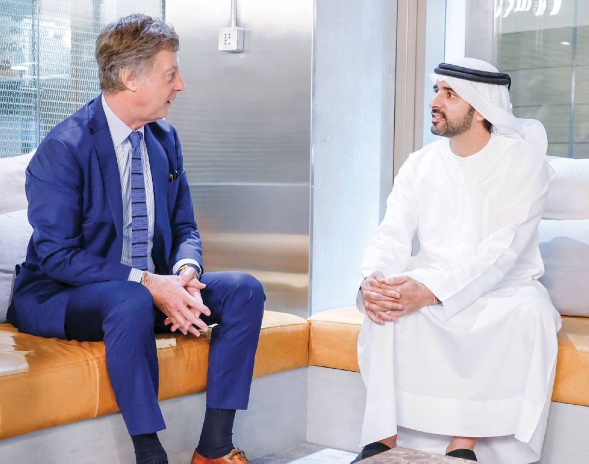 حمدان بن محمد في حديث مع سيباستيان بازين