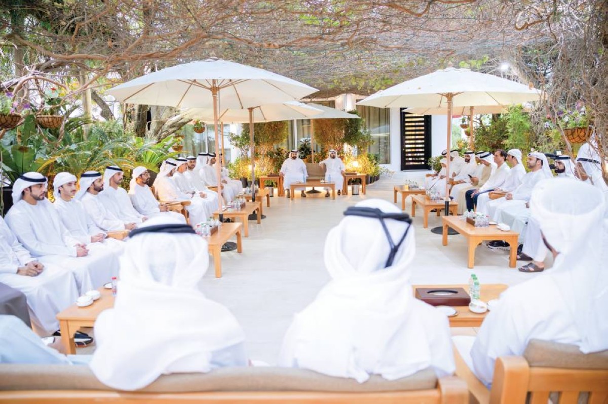  محمد بن راشد خلال استقبال محمد الشرقي بحضور الشيوخ والمسؤولين 