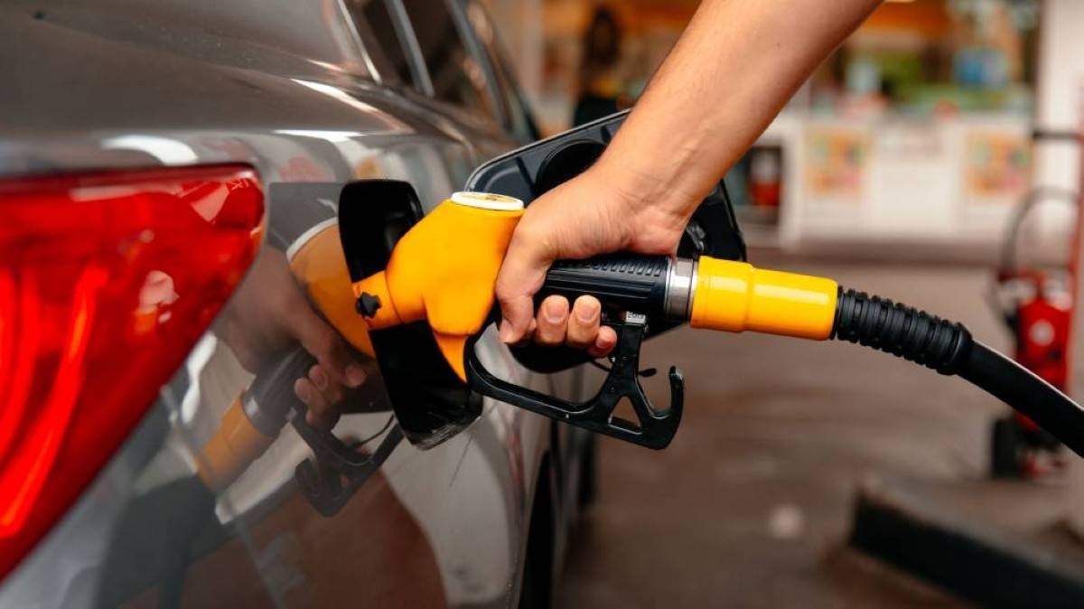 الهاتف ليس الأخطر… الأخطار الخفية عند تزويد سيارتك بالوقود